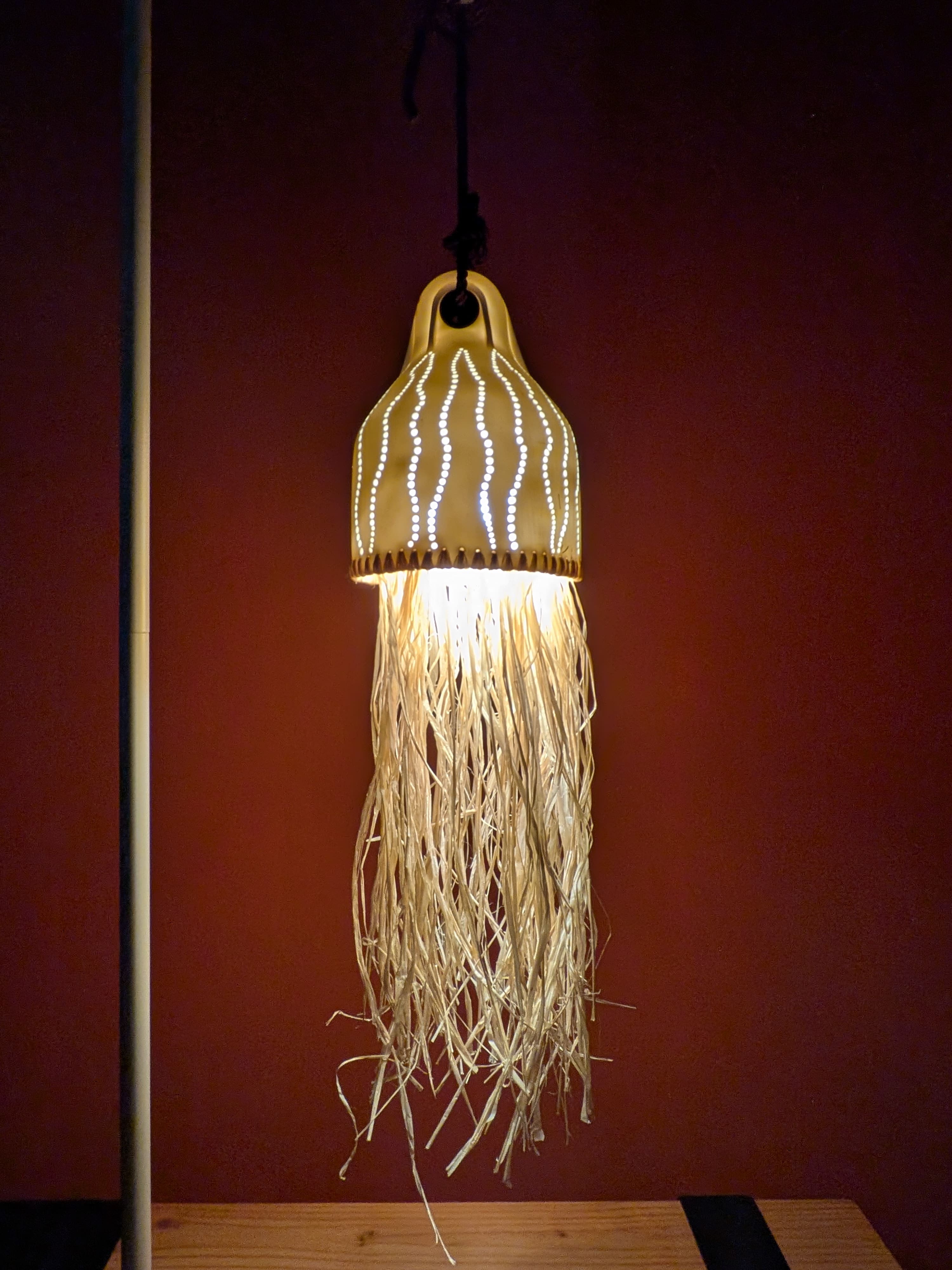 Luminaire bernée « méduse (raphia) », allumé
