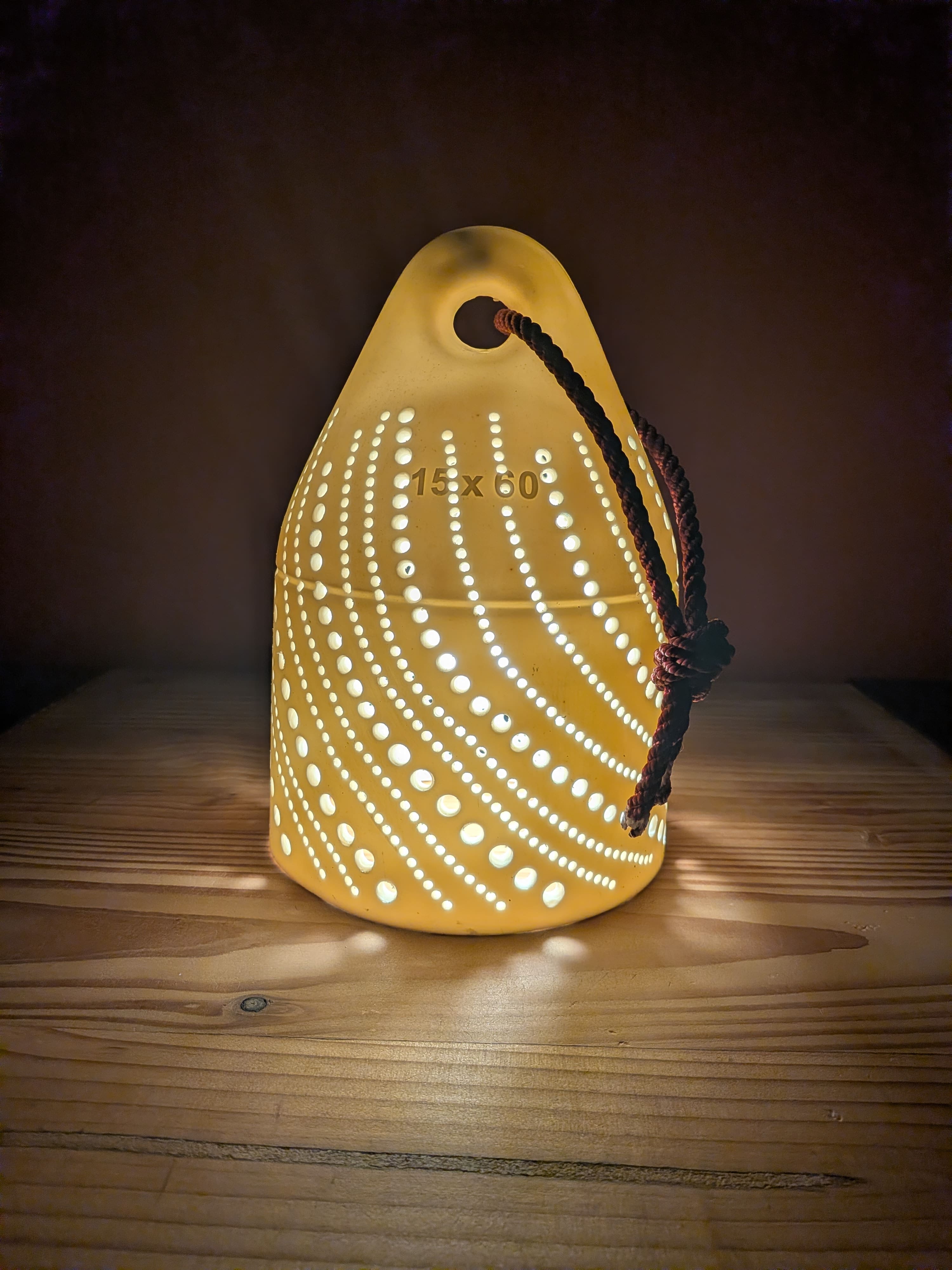 Luminaire bernée « ormeau », allumé