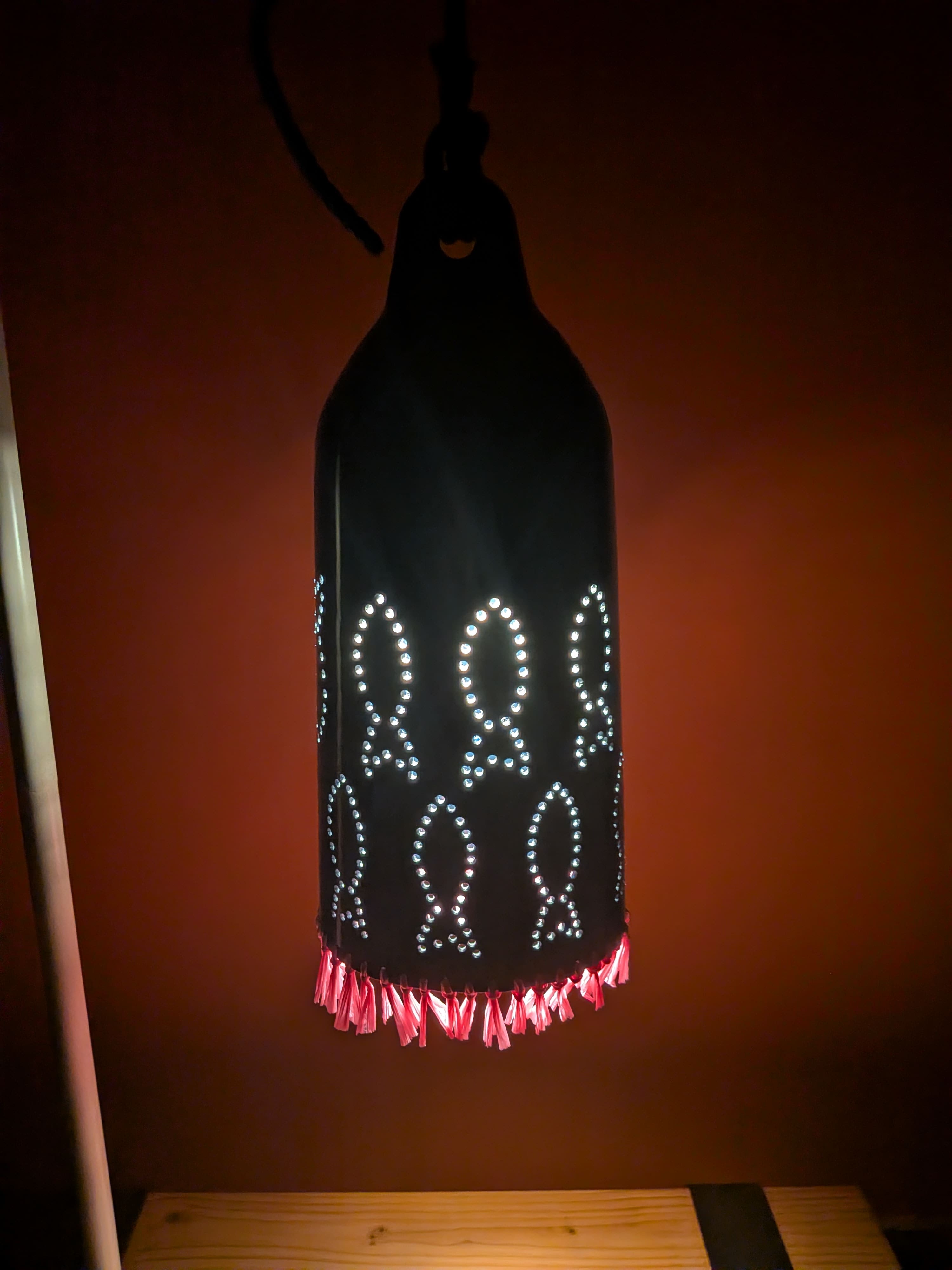 Luminaire bernée « sardine », allumé