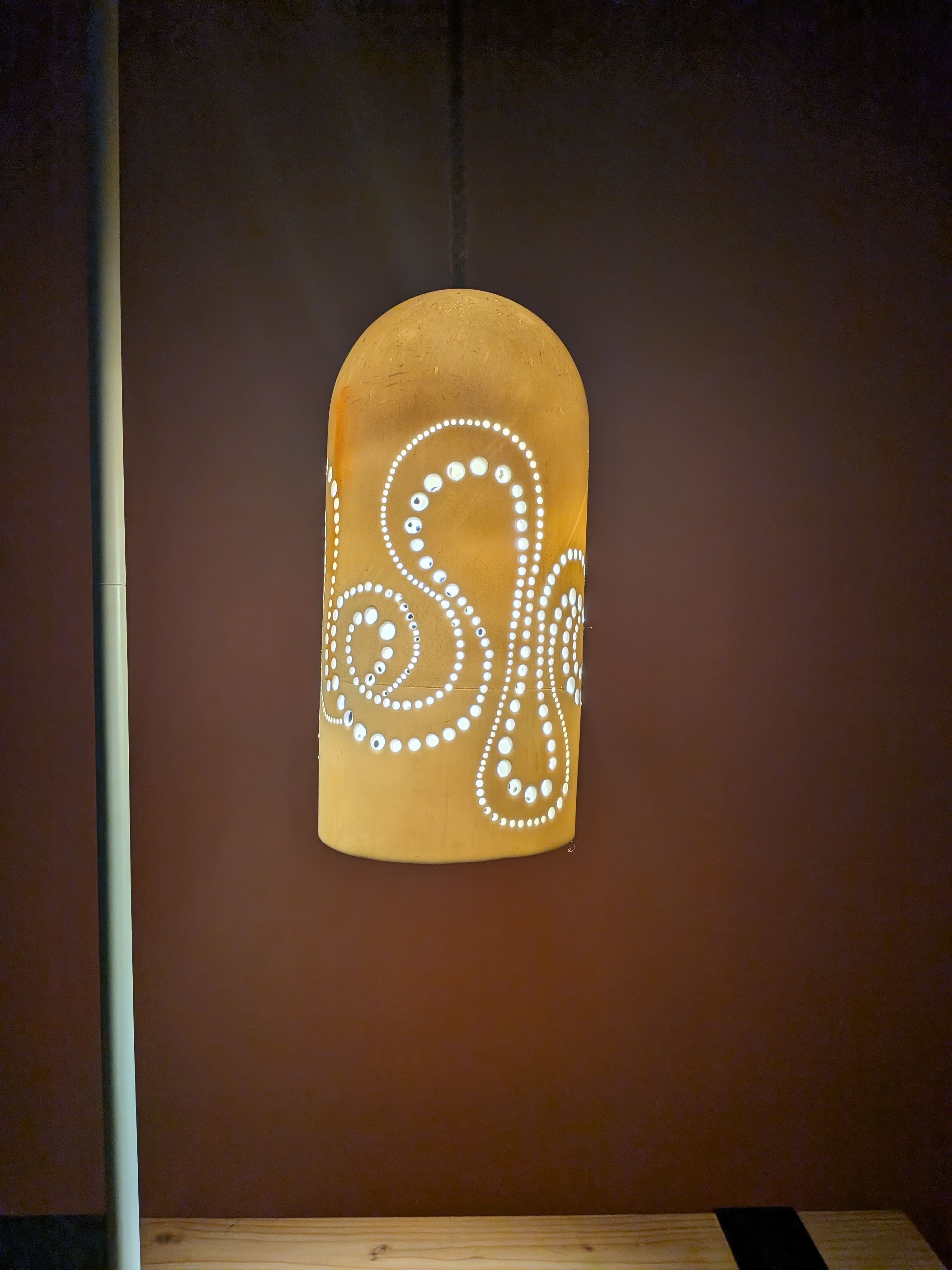 Luminaire bernée « tentacule », allumé
