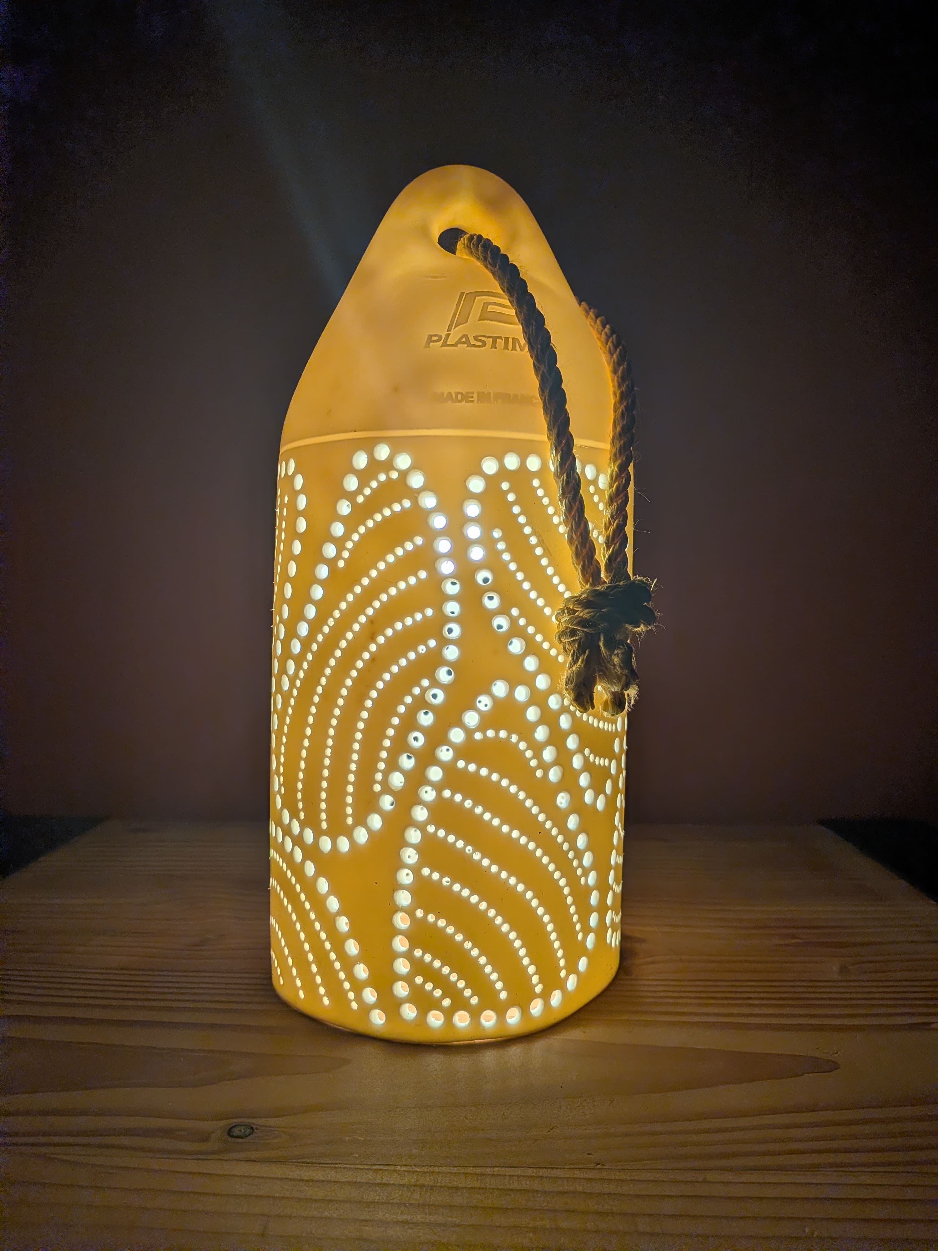 Luminaire bernée « pousse-pied », allumé