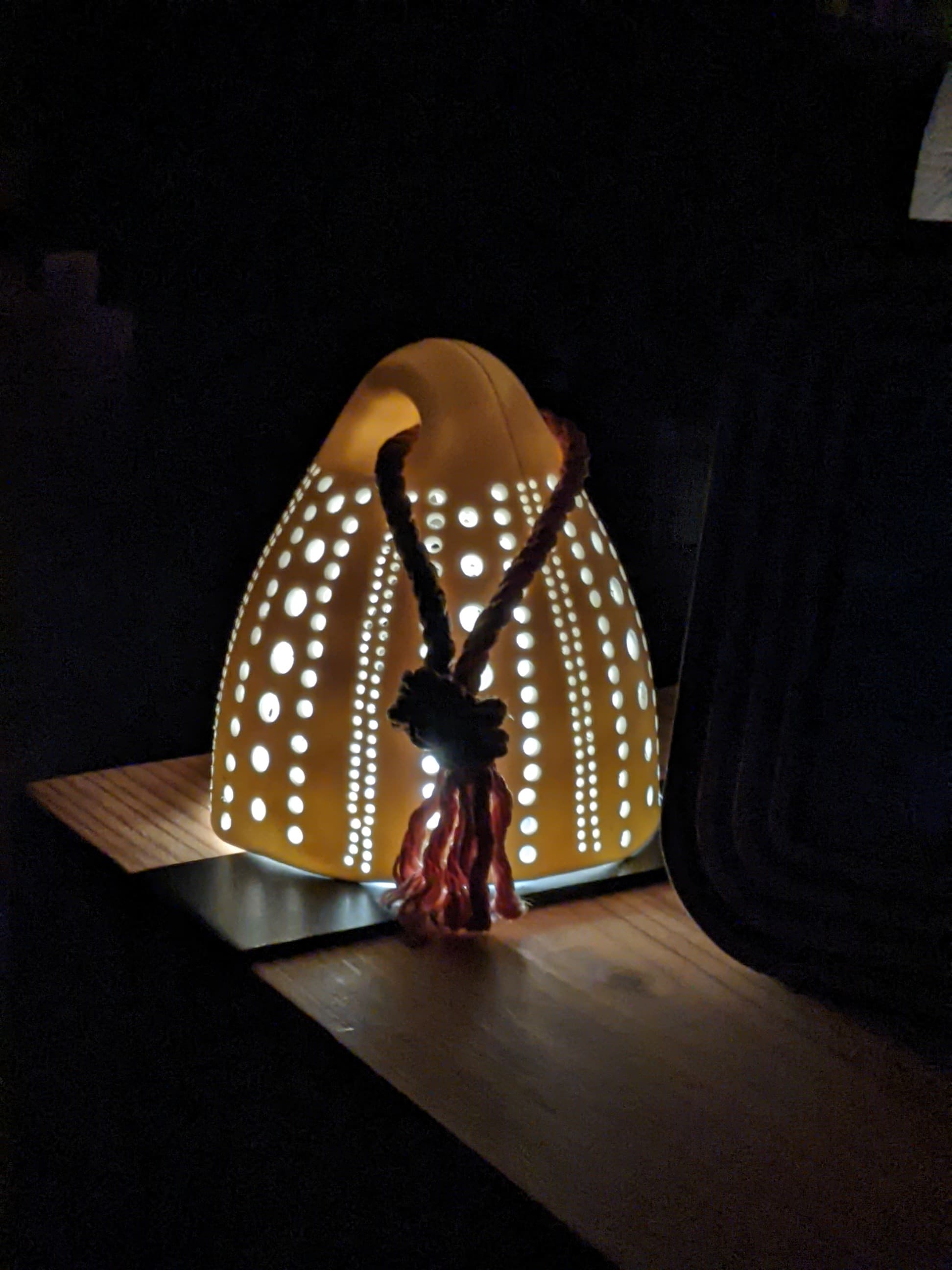 Luminaire bernée « coquillage », allumé