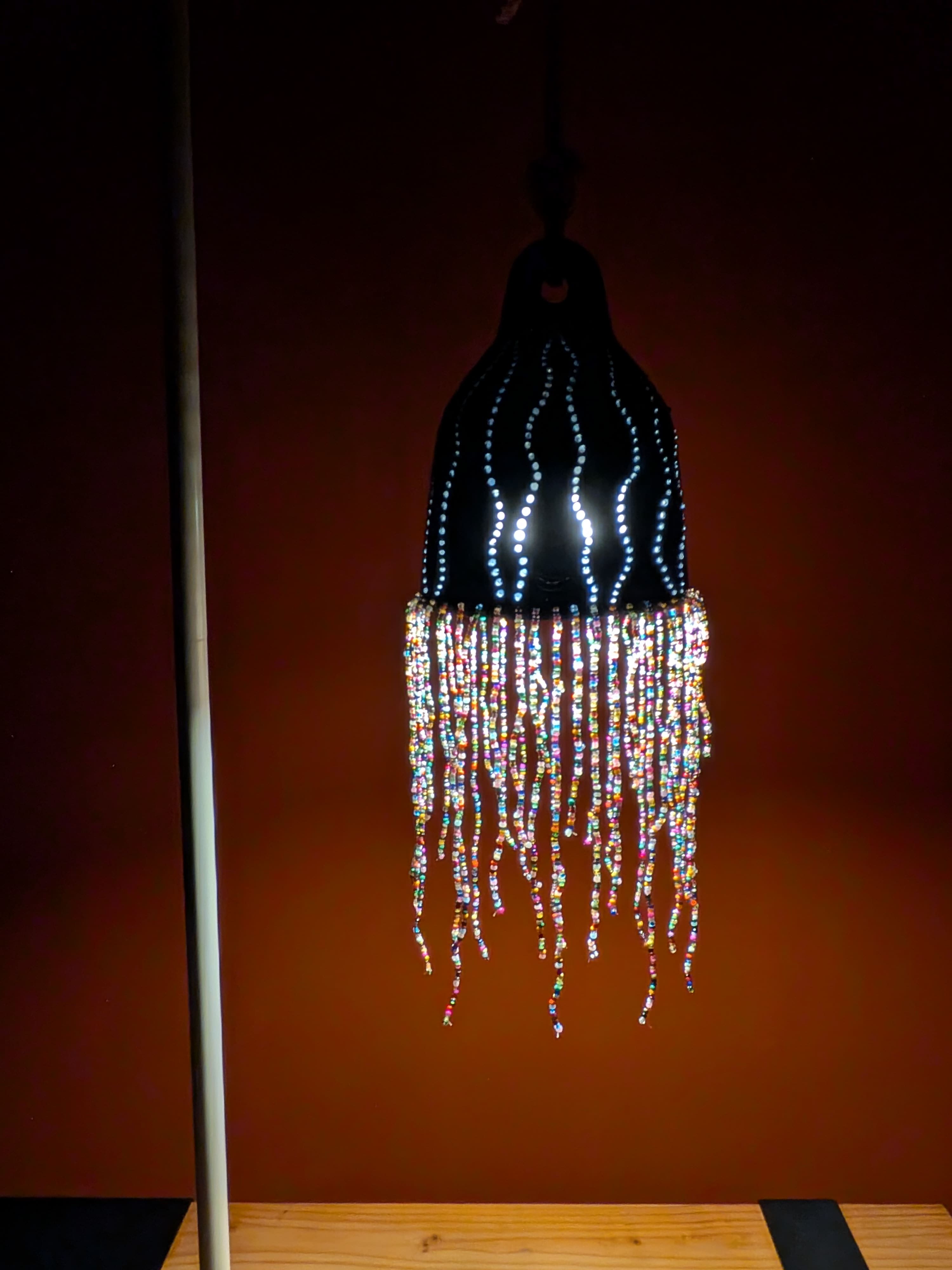 Luminaire bernée « méduse (perles) », allumé